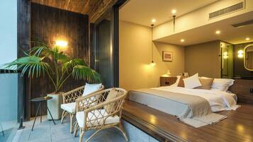 Quarto casal romântico, 1 cama Queen, sacada, vista para a colina | Cortinas blackout, ferros/tábuas de passar roupa, Wi-Fi de cortesia