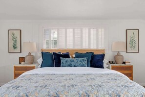 4 habitaciones, escritorio y tabla de planchar con plancha 