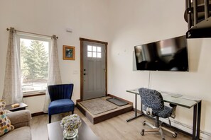 TV, stereo - Mtn-View Gem w/ Grill: 2 Mi to Dtwn Livingston (Livingston)