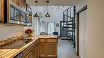 Coffee/tea maker, fridge, microwave, dishwasher