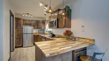 Coffee/tea maker, fridge, microwave, dishwasher