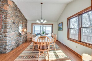 Dining - Mountain-View Home w/ Deck & Grill in Dahlonega (Dahlonega)