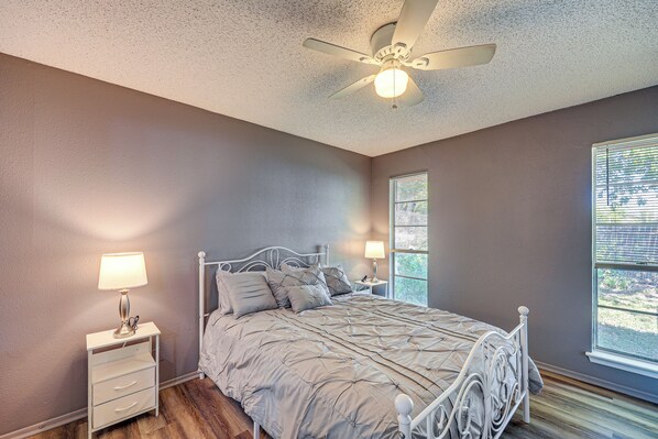 3 bedrooms, desk, iron/ironing board, Internet