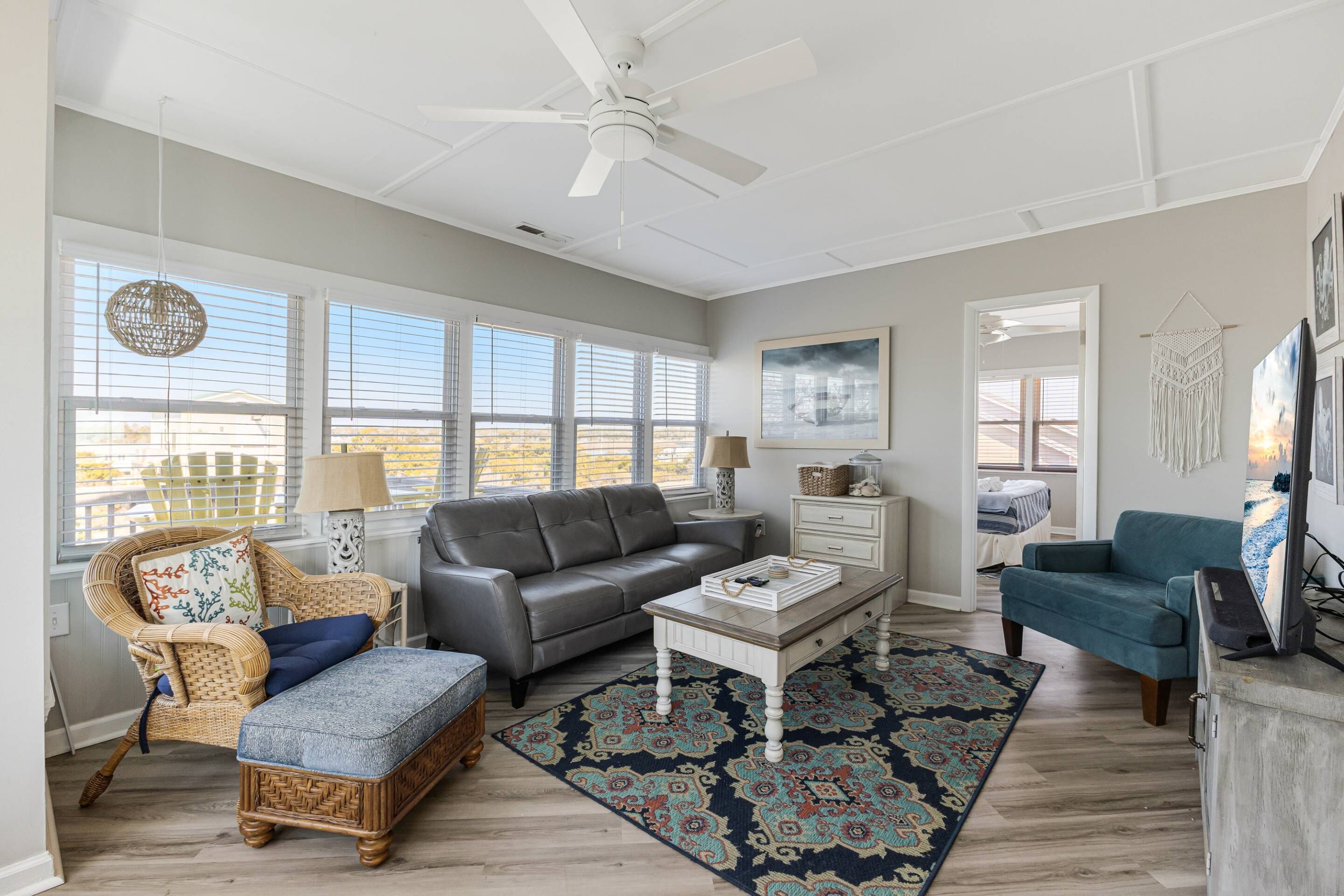 スマートテレビ、DVD プレーヤー、書庫