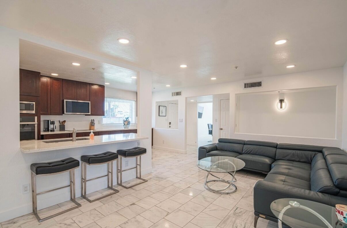 Smart TV, libri, biblioteca musicale, videoteca