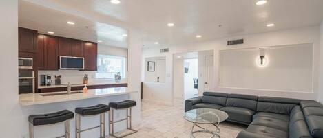 Smart TV, libri, biblioteca musicale, videoteca