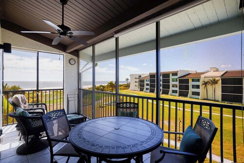 Beachfront Condo at Loggerhead Cay with Vaulted Ceilings