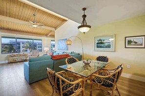 Fernseher, Bücher, Arbeitsbereiche