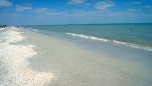 On the beach - Loggerhead 523 | Beachfront Condo with Vaulted Ceilings | Steps to the Sand (Sanibel)