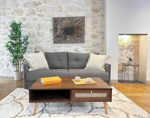 Televisión y oficina 