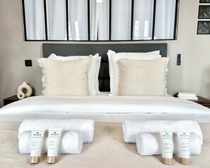 2 bedrooms, desk, iron/ironing board, travel crib - Spacious family flat - Le Marais (Paris)