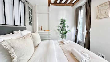 2 bedrooms, desk, iron/ironing board, travel crib