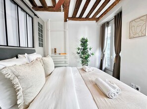 2 bedrooms, desk, iron/ironing board, travel crib - Spacious family flat - Le Marais (Paris)