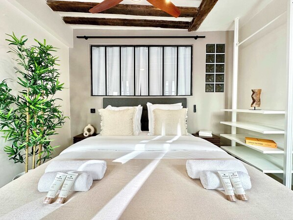 2 habitaciones, escritorio y tabla de planchar con plancha 