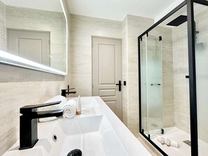 Douche, sèche-cheveux, serviettes fournies