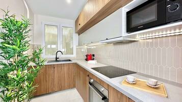 Réfrigérateur, micro-ondes, four, plaque de cuisson