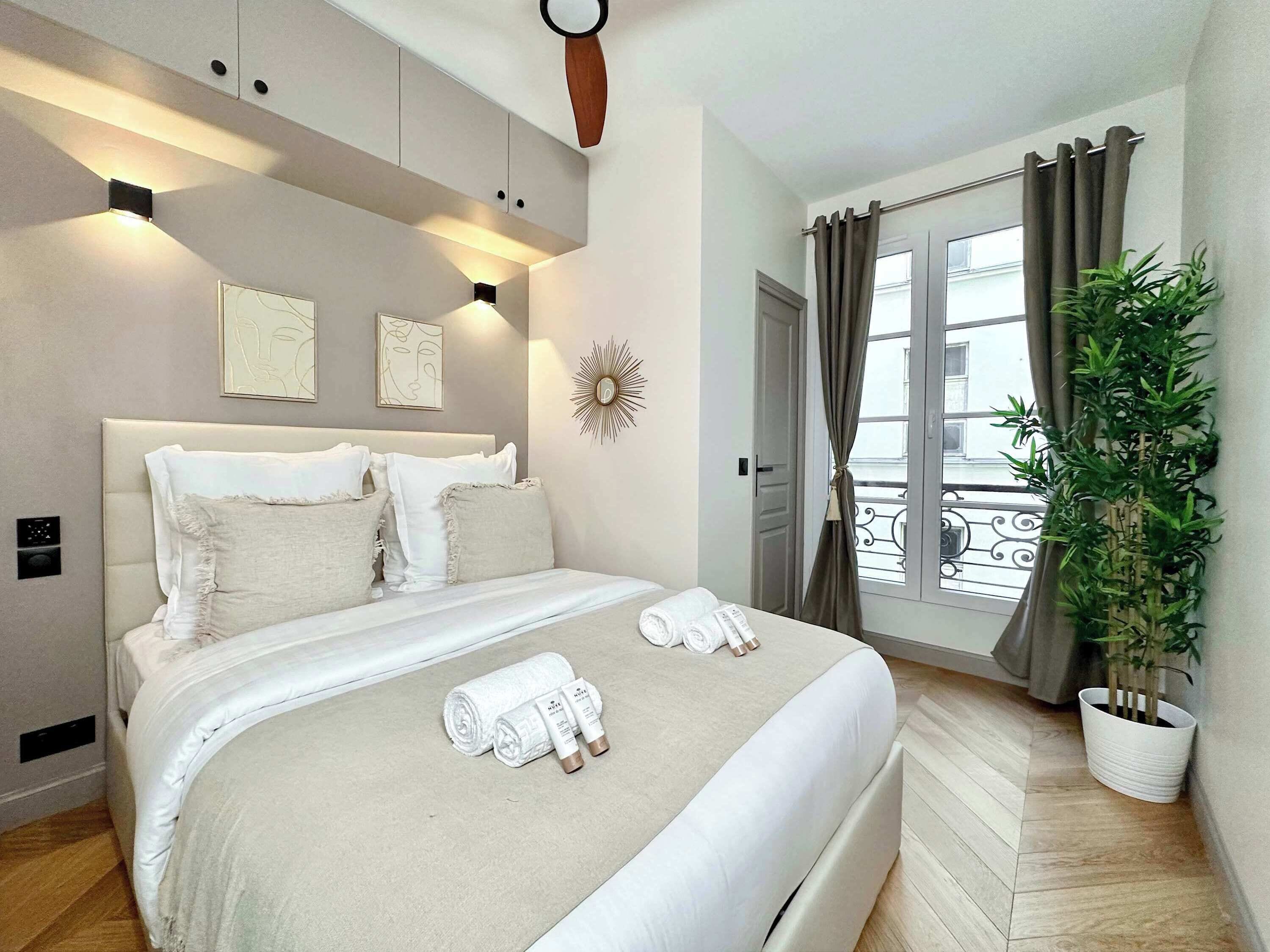 3 soverom, skrivebord, strykejern/-brett og reiseseng for barn