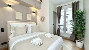 3 slaapkamers, een bureau, een strijkplank/strijkijzer, reisbedje