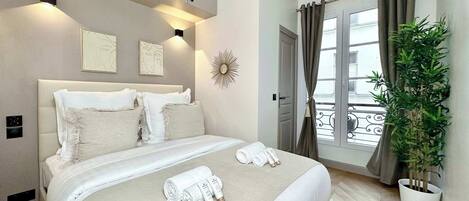 3 chambres, bureau, fer et planche à repasser, lit parapluie