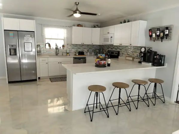 Een koelkast, een microgolfoven, een oven, een kookplaat