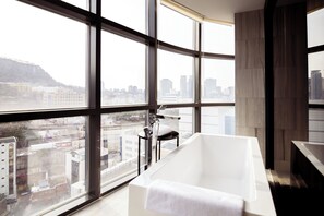 Holmes Suite King | 浴室 | 淋浴設備、吹風機、浴袍、拖鞋