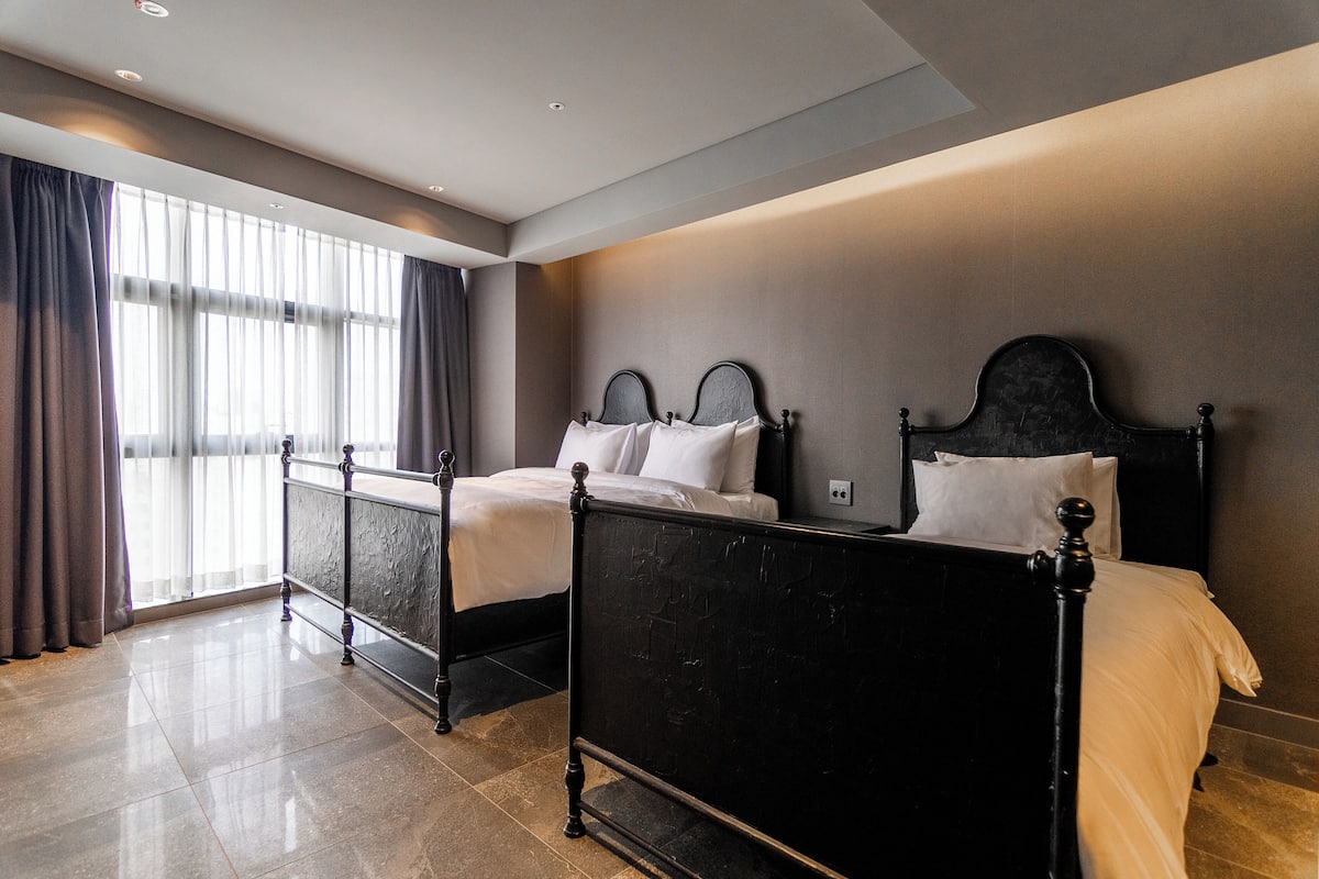 Grand Suite Family Twin | In-room safe, iron/ironing board (on request), WiFi (free), bed sheets