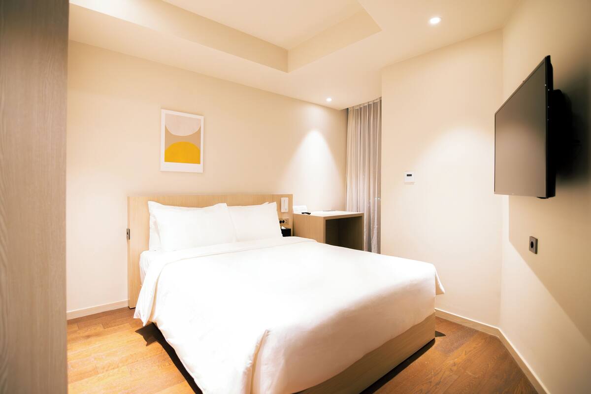 In-room safe, iron/ironing board (on request), WiFi (free), bed sheets