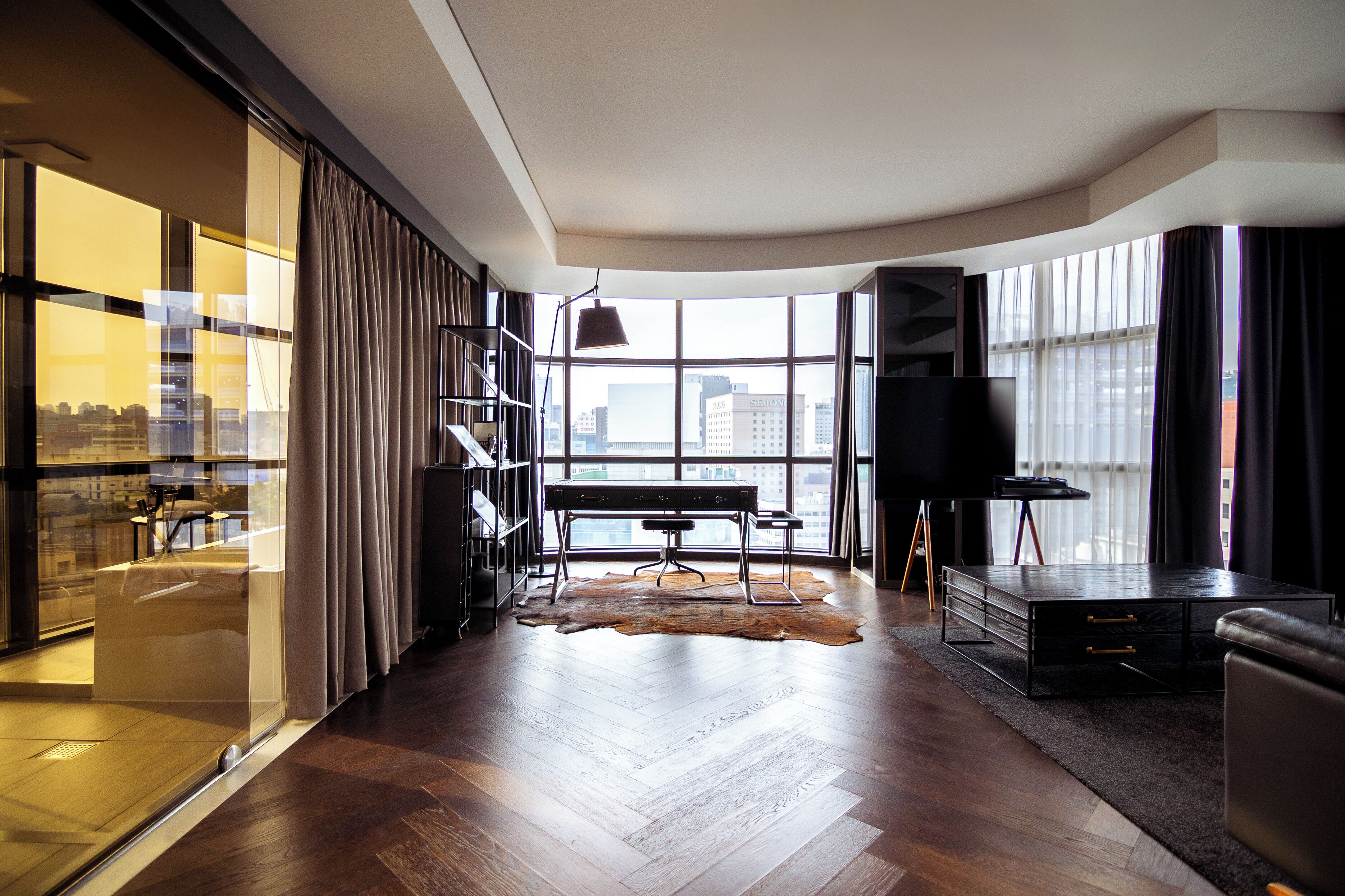 Holmes Suite King