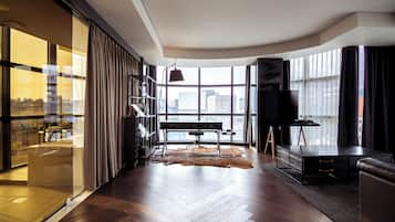 Caja de seguridad en la habitación y tabla de planchar con plancha