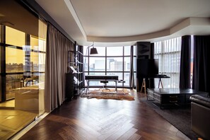 Holmes Suite King | 客房內保險箱、熨斗/熨衣板、免費無線上網、床單
