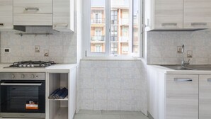 Fridge, oven, stovetop, electric kettle - Comfy Apartment with Balcony near the Sea! (Livorno)
