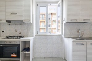 Fridge, oven, stovetop, cookware/dishes/utensils