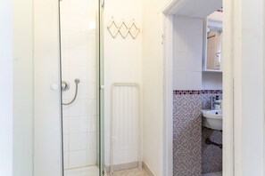 Dusj, hårføner og bidé