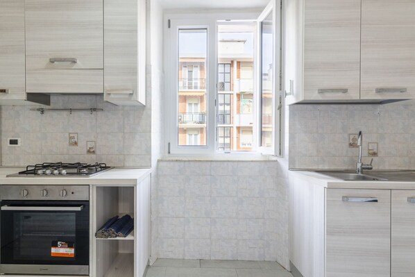 Fridge, oven, stovetop, cookware/dishes/utensils