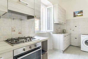 Kühlschrank, Ofen, Herdplatte, Kochgeschirr/Geschirr/Besteck