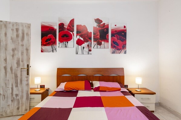 2 bedrooms, iron/ironing board, WiFi, bed sheets
