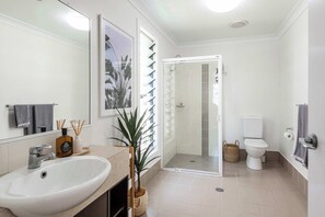 Douche, séchoir à cheveux, serviettes fournies, shampooing