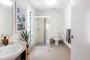 Shower, hair dryer, towels