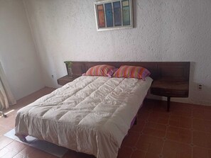 Eenvoudige tweepersoonskamer, uitzicht op tuin | Gratis wifi