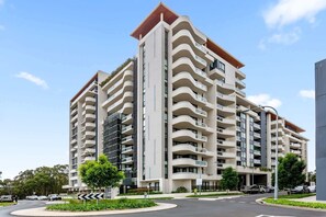 Exterior - Luxe 2-Bed: Modern Interiors, Balcony & BBQ Area (Lidcombe)