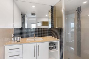 Shower, hair dryer, towels