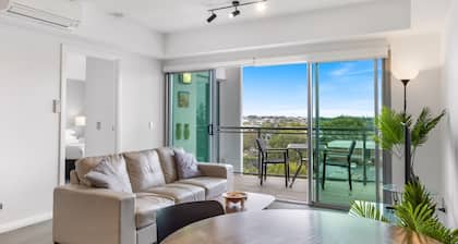 Feel The Sea Breeze: 1-Bed with Pool, Gym & views