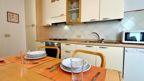 Fridge, microwave, oven, dishwasher - Apartment Moretta Square View (Historical Center) (Venecia)