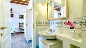 Suihku, hiustenkuivaaja, bidee, pyyhkeet