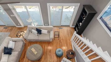 Tv, eldstad och kontor