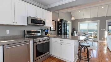 KylskÄp, mikrovÄgsugn, ugn och spishÀll