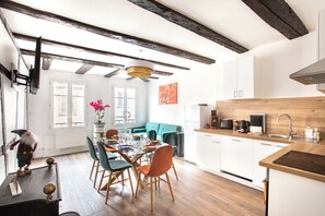 Fridge, microwave, oven, stovetop - Newly renovated 3-bedroom apartment in Colmar historical center  (Colmar)
