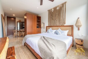 1 kamar tidur, brankas, tirai kedap cahaya, dan setrika/meja setrika