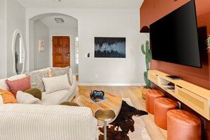 TV, books, offices - Sport Court Pool Hot Tub Pool Table Fire Pit Games (Glendale)