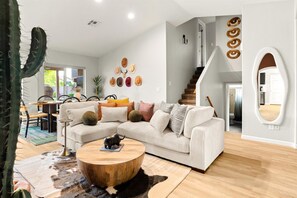 Una televisión, libros, una oficina